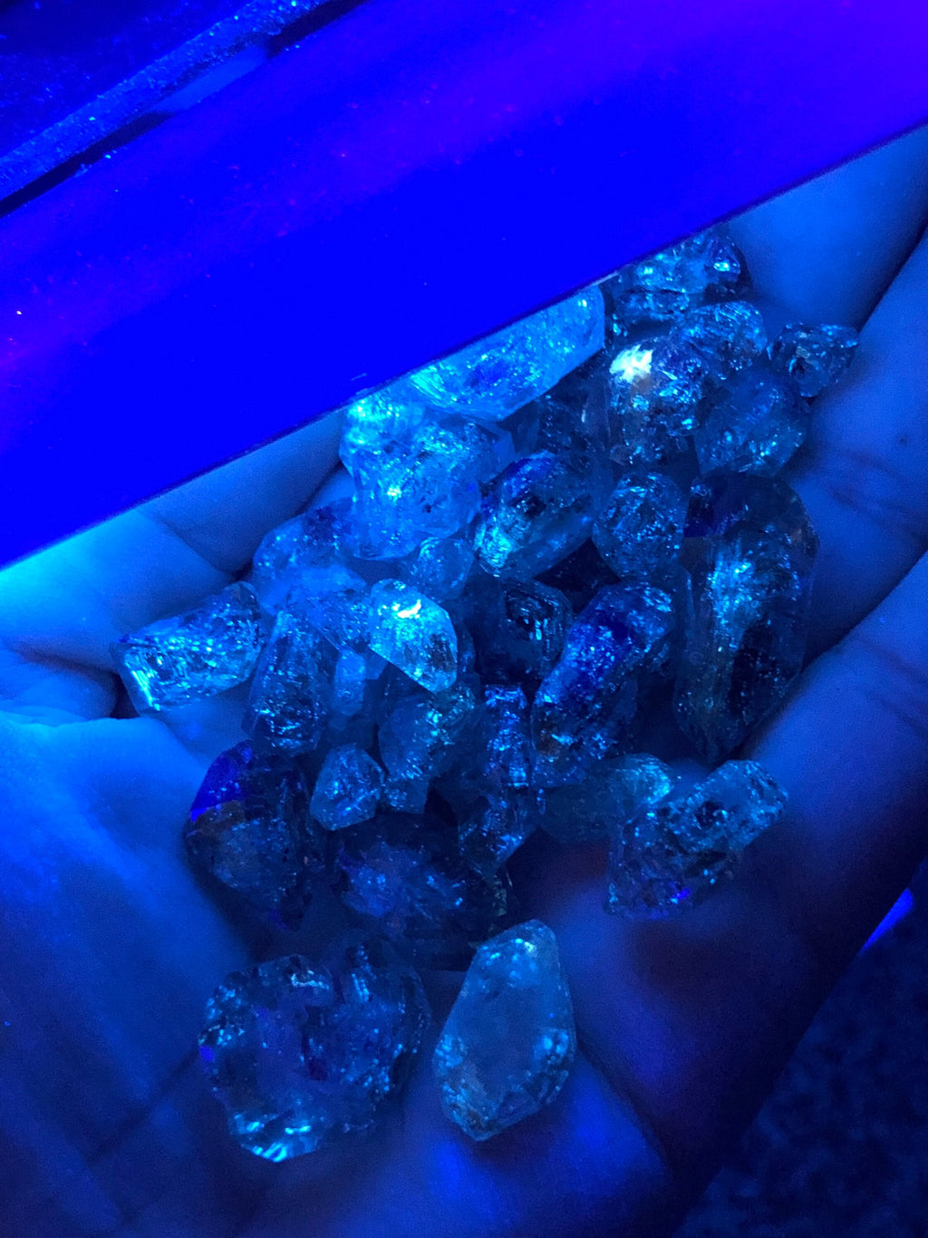 Bulk Fluorescent Petroleum Quartz Crystals