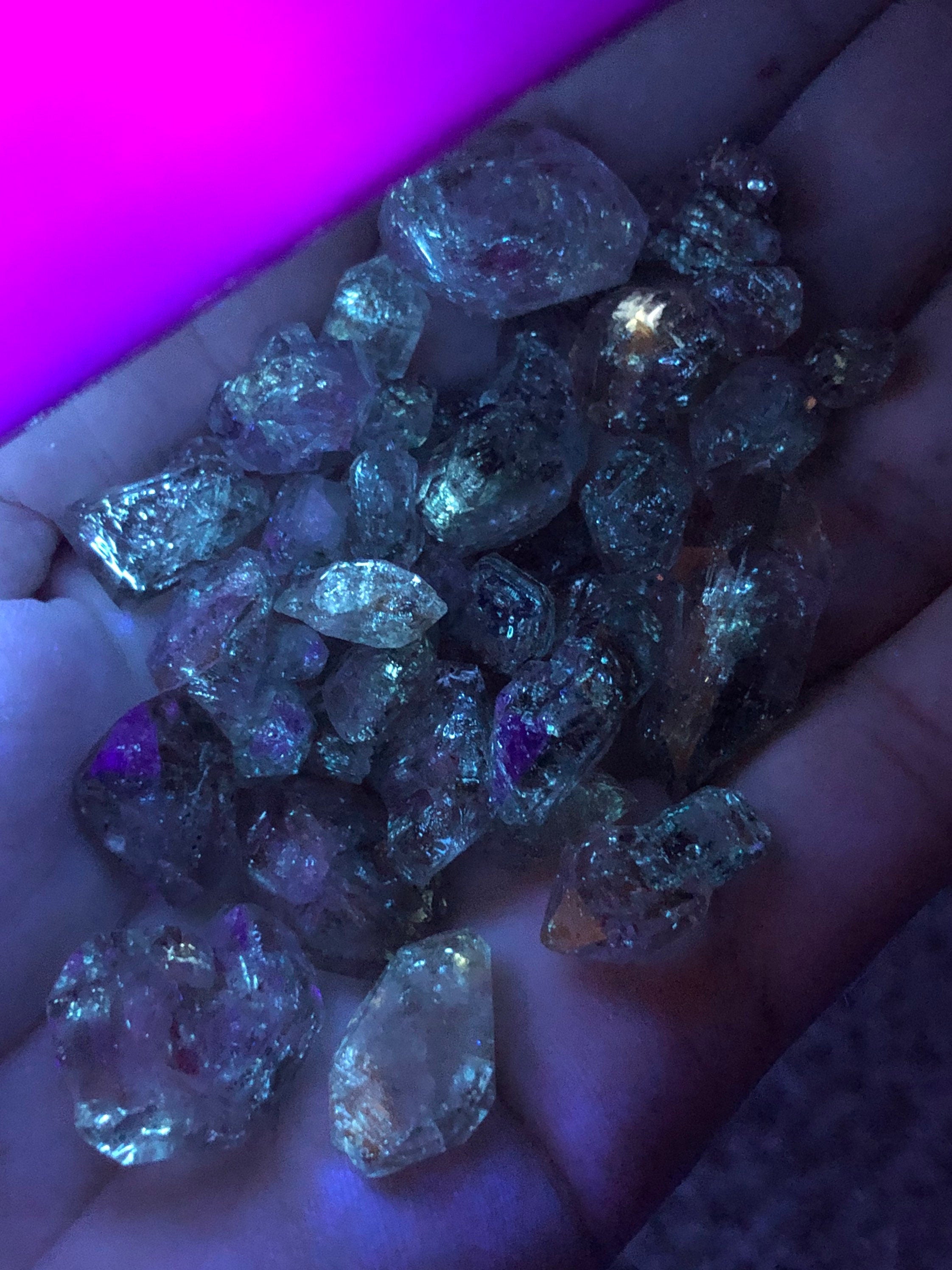 Bulk Fluorescent Petroleum Quartz Crystals